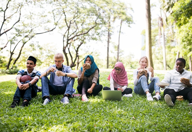 Een groep diverse tieners