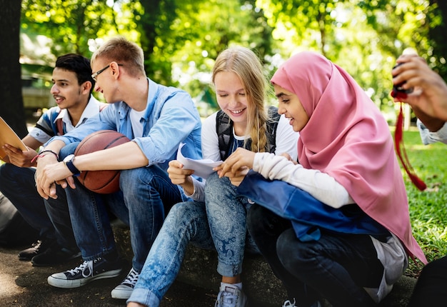 Een groep diverse tieners