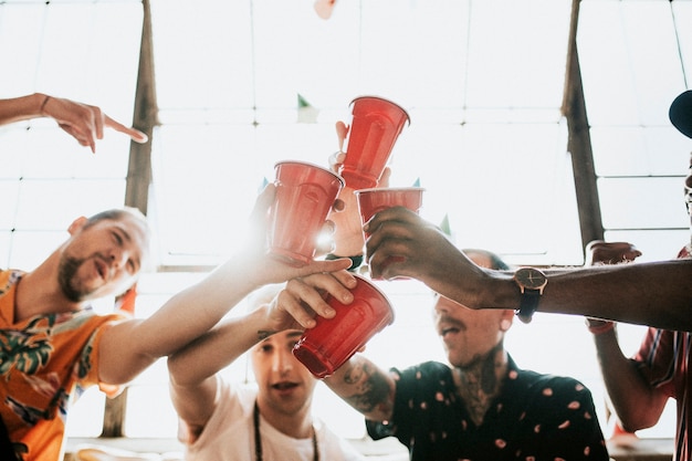 Een groep diverse vrienden die proosten op een feestje