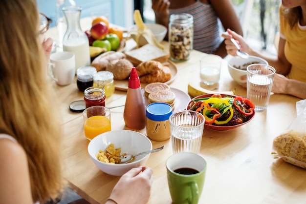 Foto een groep diverse vrouwen die samen ontbijten