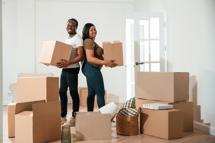 Foto een groep dozen. een afro-amerikaans echtpaar verhuist naar een nieuw huis.