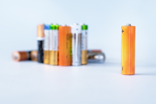 Een groep gebruikte afgedankte wegwerpbatterijen klaar voor recycling.