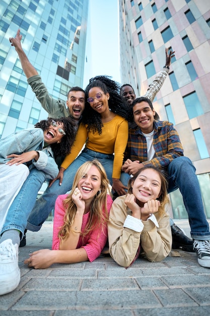 Een groep gelukkige mensen deelt een leuk moment jonge vrienden nemen een selfie
