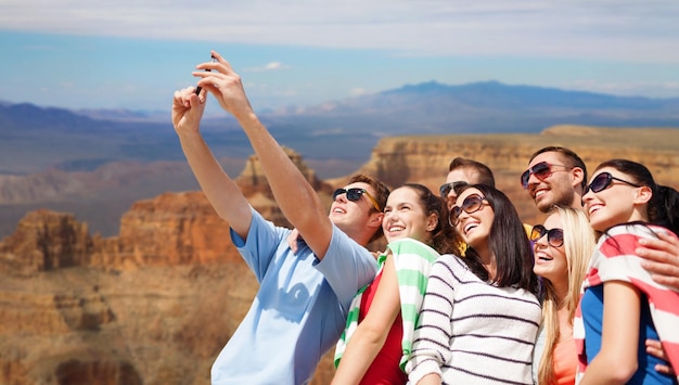 een groep gelukkige vrienden die een selfie maken met hun mobiele telefoon