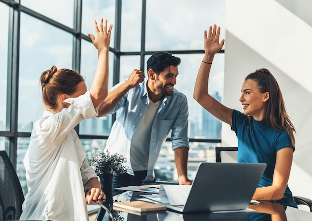 Een groep gelukkige zakenmensen viert hun succesvolle project Tracery