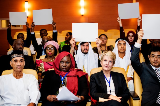 Een groep internationale afgevaardigden zijn stemgerechtigd