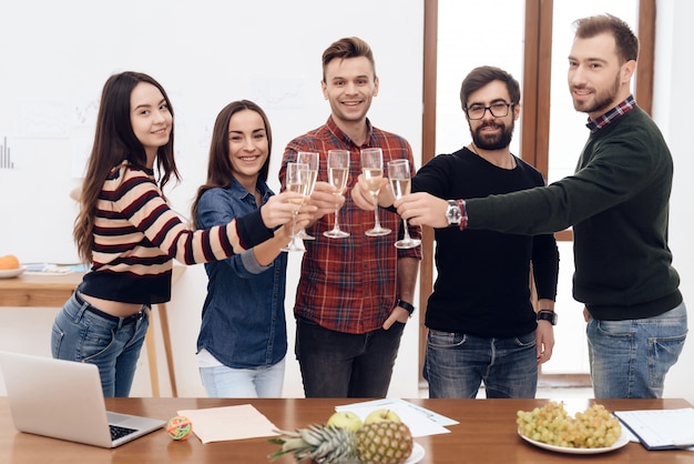 Een groep jonge beambten vieren.