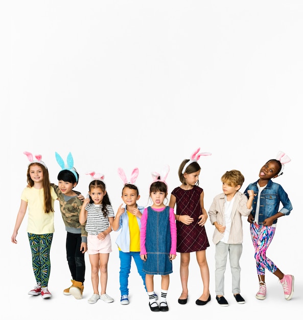 Een groep jonge kinderen draagt ​​bunny hoofdband om Pasen te vieren