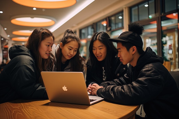 Een groep jonge mensen die naar een laptop kijken.