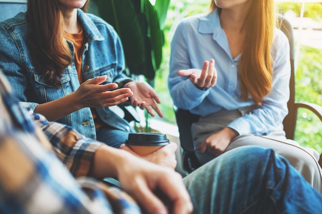 Een groep jonge mensen die samen zitten en praten