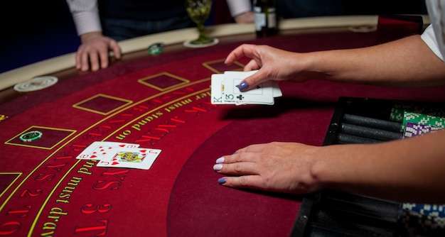 Foto een groep jonge mensen speelt poker roulette aan tafel vrienden spelen in het casino gambling