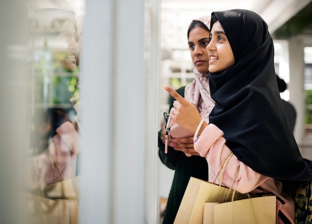 Een groep jonge moslimvrouwen