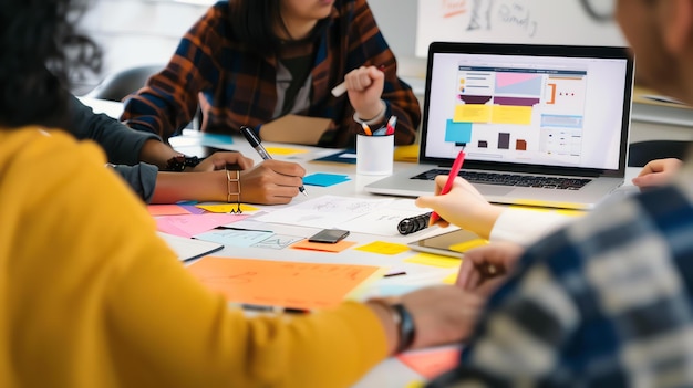 Een groep jonge professionals werkt samen aan een project. Ze brainstormen ideeën en gebruiken kleverige notities om hun gedachten te organiseren.