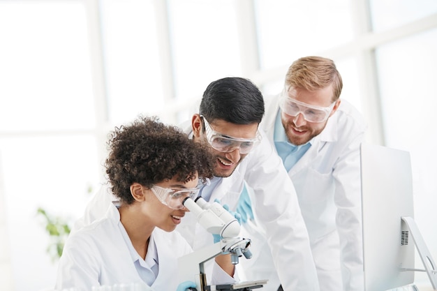 Foto een groep jonge wetenschappers discussieert bij de laboratoriumtafel