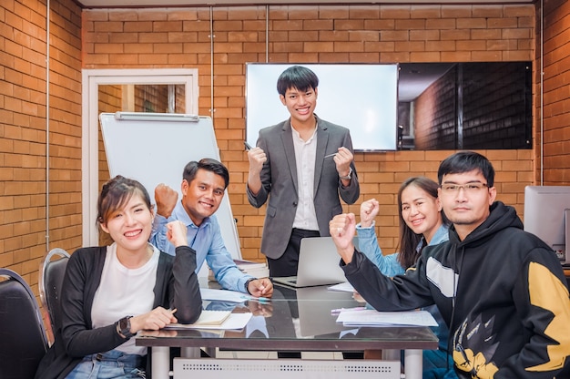 Een groep jonge zakenlieden plant de activiteiten van de organisatie. met deskundige coaches om advies en advies te geven