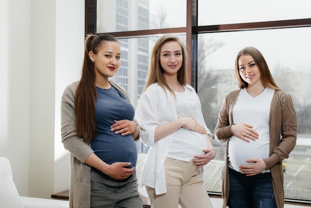 Een groep jonge zwangere meisjes communiceert in de prenatale klas.