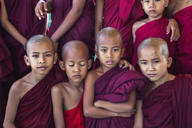 Een groep jongens - boeddhistische beginners. Myanmar