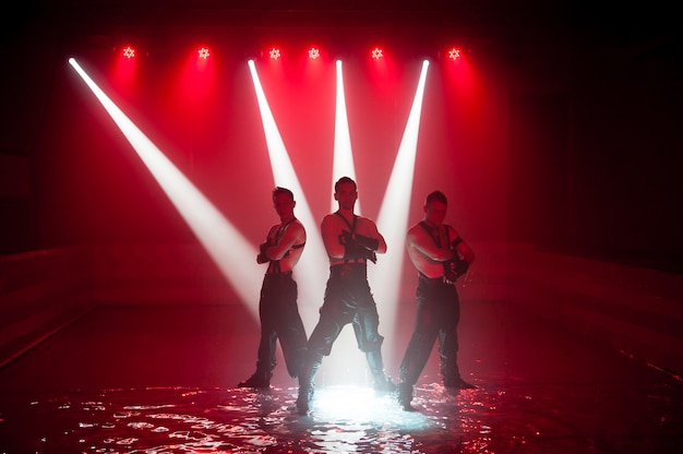 Een groep jongens dansen op het water