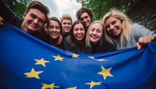 een groep jongeren maakt een selfie, op de achtergrond wappert de vlag van de europese unie