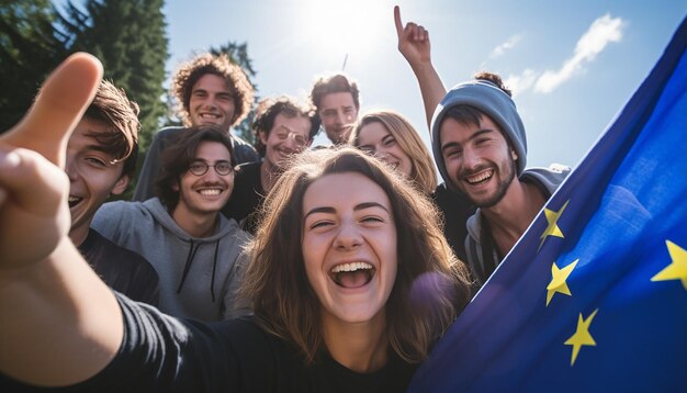 Foto een groep jongeren maakt een selfie, op de achtergrond wappert de vlag van de europese unie