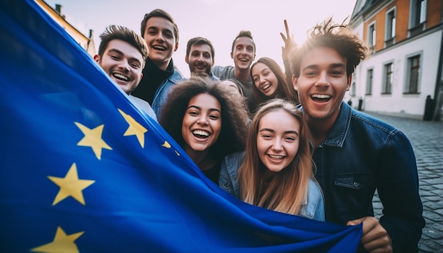 Foto een groep jongeren maakt een selfie, op de achtergrond wappert de vlag van de europese unie