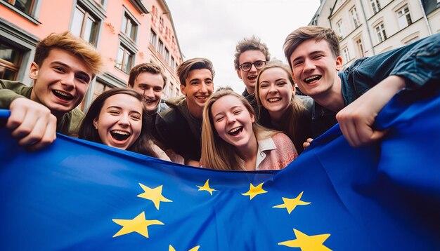 Foto een groep jongeren maakt een selfie, op de achtergrond wappert de vlag van de europese unie