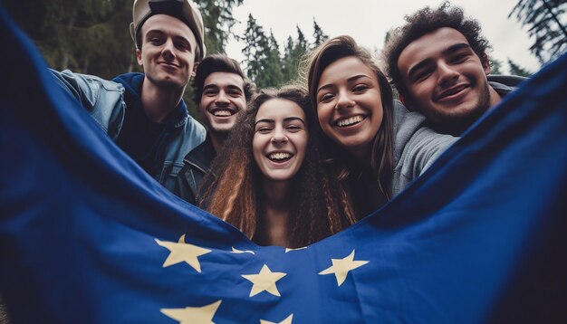 Foto een groep jongeren maakt een selfie, op de achtergrond wappert de vlag van de europese unie