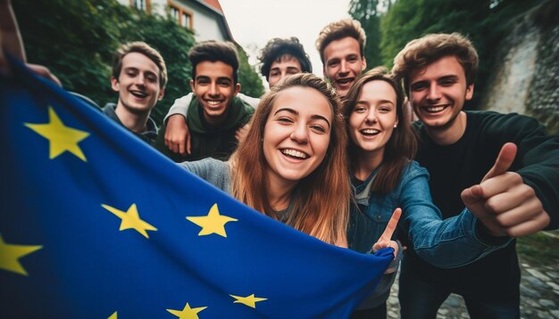 Een groep jongeren maakt een selfie, op de achtergrond wappert de vlag van de europese unie