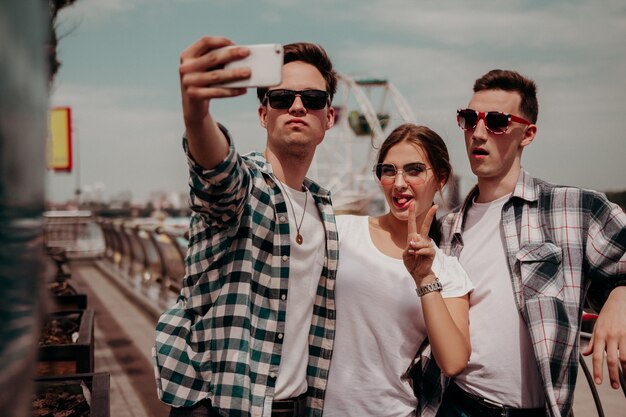 Een groep jongeren neemt een selfie tijdens een zomerwandeling door de stad