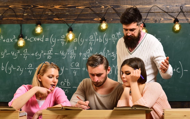 Een groep jongeren of studenten op de universiteit die het boek in de klas lezen