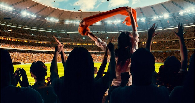 Een groep juichende fans kijken naar een sportkampioenschap in het stadion hun team wint en iedereen viert dit evenement mensen zijn gekleed in casual kleding