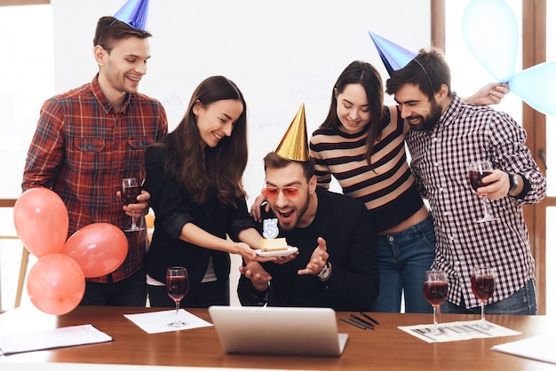 Een groep kantoormedewerkers viert de verjaardag van het bedrijf