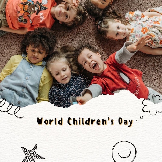 Een groep kinderen die op de grond liggen met de woorden wereldkinderdag.