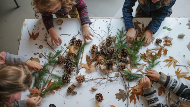 Een groep kinderen die vrolijk met dennenkegels en bladeren werken