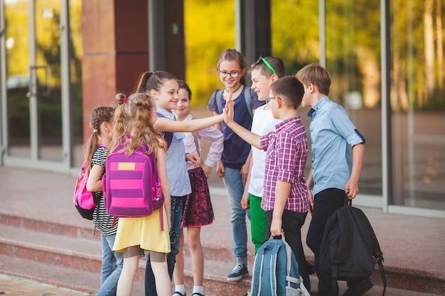 Een groep kinderen gaat naar de universiteit.