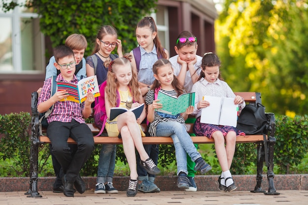 Een groep kinderen gaat naar de universiteit.