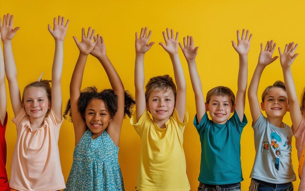 Een groep kinderen met hun handen omhoog.