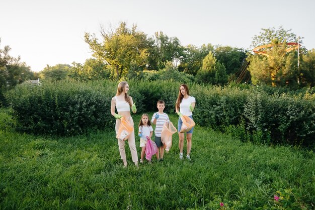 Een groep kinderen met hun ouders is bezig met het ophalen van afval.