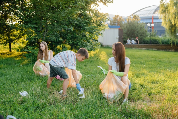 Een groep kinderen met hun ouders is bezig met het ophalen van afval.