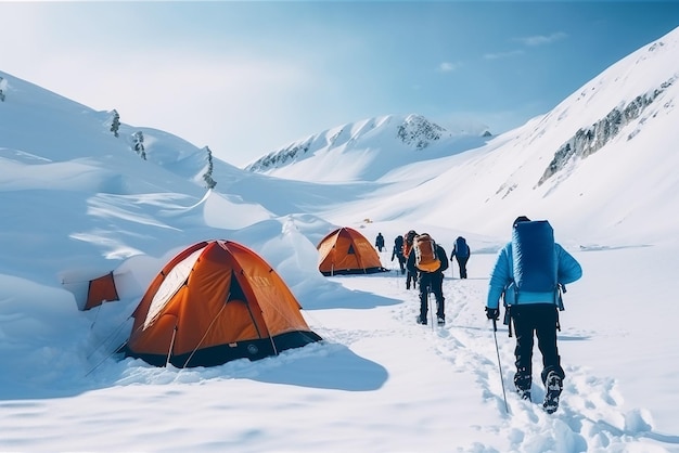 Een groep klimmers in een alpine kamp met tenten op een bergtop