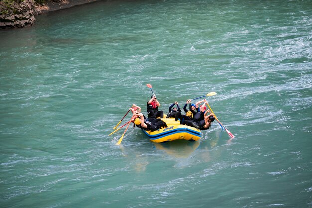 Een groep mannen en vrouwen raft op de rivier, extreme en leuke sport