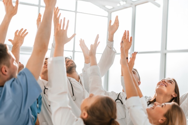 Een groep medische professionals die hun eenheid tonen