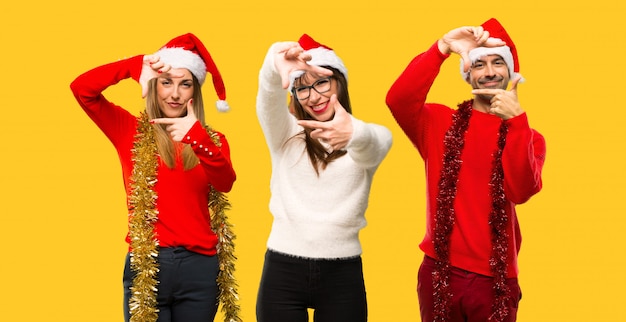 Een groep mensen Blonde vrouw verkleed voor kerstvakantie scherpstellen gezicht.