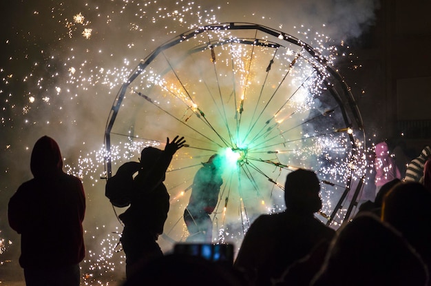 Foto een groep mensen die naar vuurwerk kijken.