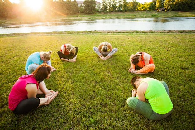 Foto een groep mensen die op het gras zitten.