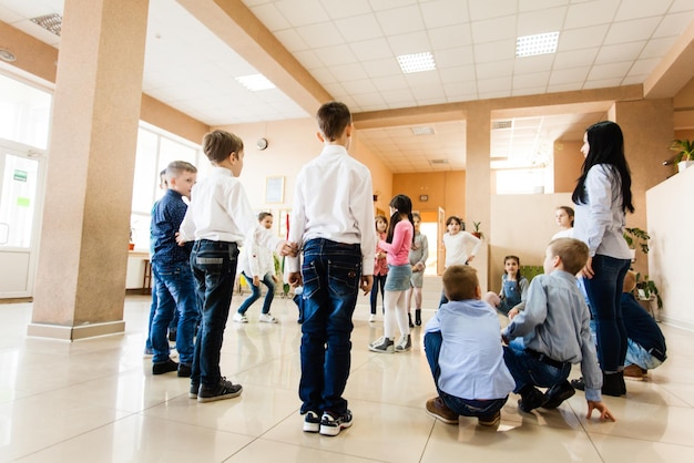 Foto een groep mensen in het donker.