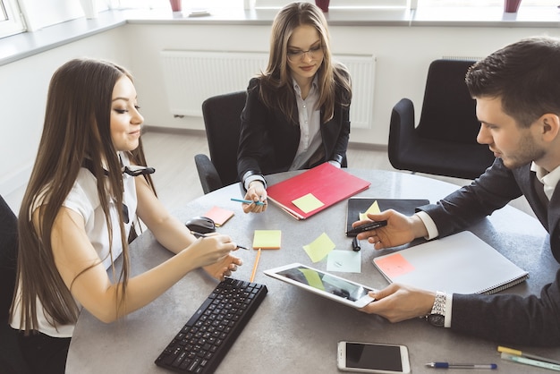 Een groep mensen in pakken zit en bespreekt een businessplan, op kantoor