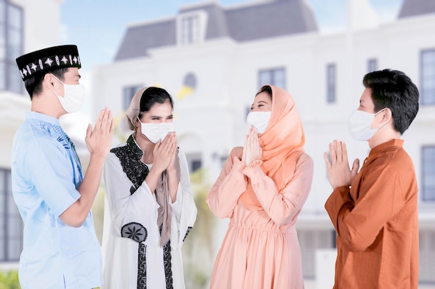 Een groep mensen met een masker groet de handen om te vergeven