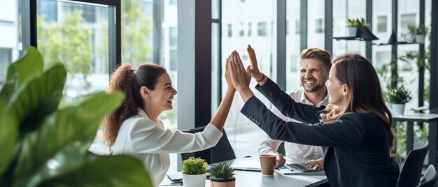 een groep mensen met high-fives in een bijeenkomst met een van hen die high fives geeft