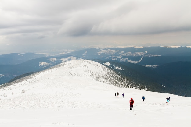 Een groep mensen op een hoog plateau stijgt naar de top van de berg